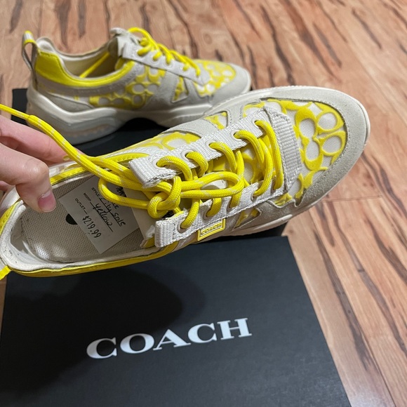 Coach - Picture 4 of 4